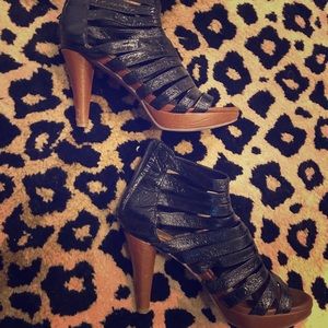 SOLD!!⭐️Jeffrey Campbell caged platform heel